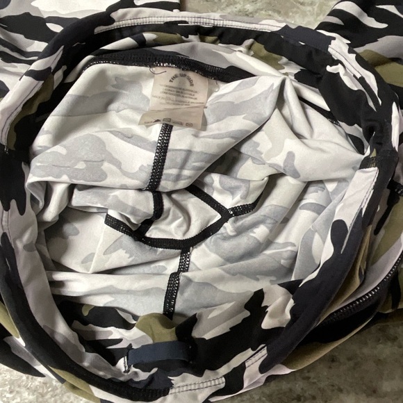 The Upside Pearl Camo Midi Leggings Size 8 (I1) - Picture 7 of 8